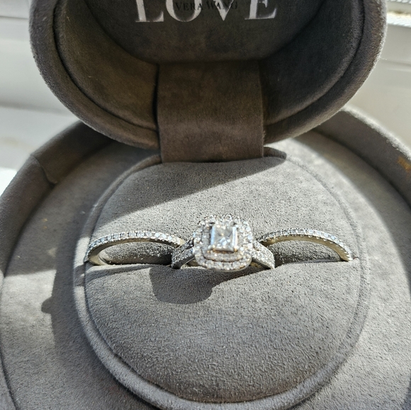 Vera Wang 1.45 total carat Engagement ring and two wedding bands .23 carats/each - Picture 6 of 10